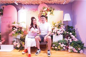 劉雨柔結婚了！挺8月孕肚現身戶政簽字 告白球星老公胡凱翔