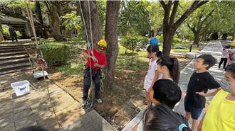 淡水坪頂國小玩真的！學生「攀樹」探索大自然