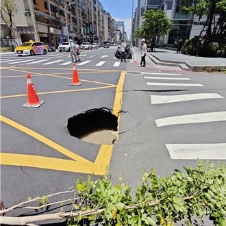 北市長春路口「天坑」影響9戶用水 北水處：晚上8時恢復供水