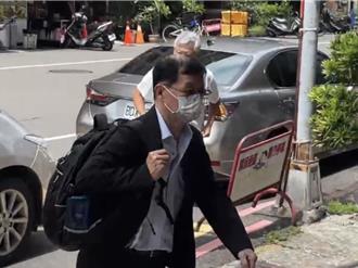 彭振声返抵爱妻坠楼现场   神情落寞不语「站2小时」未离开