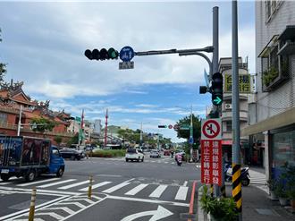 台南1路口绿灯却「禁直走、左转」 驾驶卡路中央傻眼