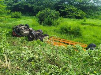 暑假攜7歲女兒跑車賺錢　聯結車衝破國道護欄意外翻覆