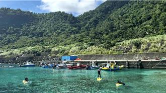 蘭嶼貨輪擱淺！夜間燈火通明 觀星客怒吼：看不到星星