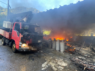 新北五股山区火警窜浓烟　工程货车、工寮遭祝融烧毁