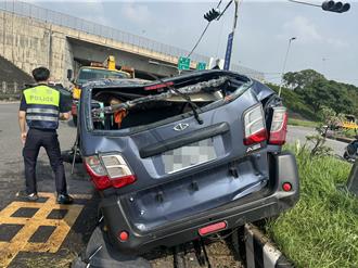國道3號竹南交流道小客車自撞翻覆　駕駛受困送醫