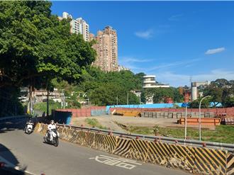 淡水機車道變「死亡陷阱」！挖土機橫路無警示 險釀車禍