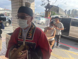 彭振聲妻墜樓亡！招魂現場兒不發一語　彭疑睹物思人未現身