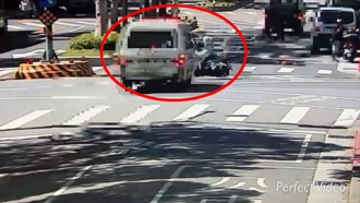 撞擊畫面曝！無照救護車闖紅燈撞機車　6旬騎士送醫亡