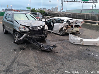 國10嚴重車禍！3車追撞車身變形凹陷 釀4人送醫