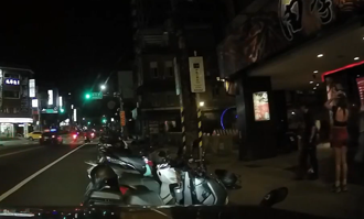 視而不見？桃園「警匪追逐」遭外送員擊落 驚悚畫面曝光