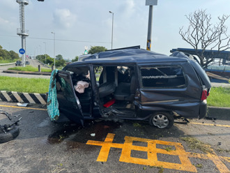 竹南交流道自撞！「車速過快」猛撞分隔島翻滾數圈 男駕駛送醫