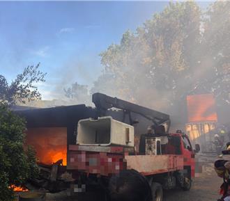 五股倉庫大火濃煙衝天　路過請佩帶口罩防空污