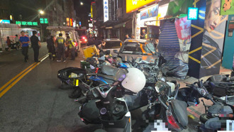 快訊》八里3車「當街追逐」出事 衝撞11輛汽機車多人送醫