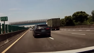 惡意逼車？他遭BMW電動車「切入減速」 女乘客嚇壞猛尖叫