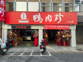 鴨肉名店遇奧客 情侶被帶2人桌不爽「就要坐大桌」還推人 悽慘下場曝