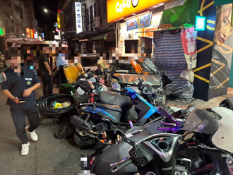 撞擊畫面曝！巧遇情敵當街追逐撞路旁11車 警到場逮人