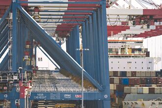 关税战＋低水位 欧洲严重塞港