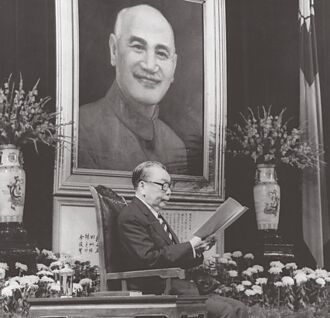 蔣經國日記提228 政治不留情