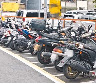 新店、板橋路邊機車格 8／1起可停重機