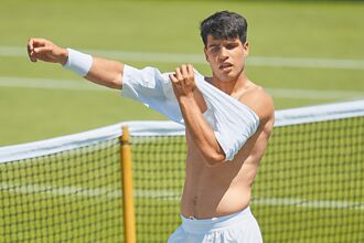 溫布頓》阿卡瑞茲胸前神祕藍 藏高科技