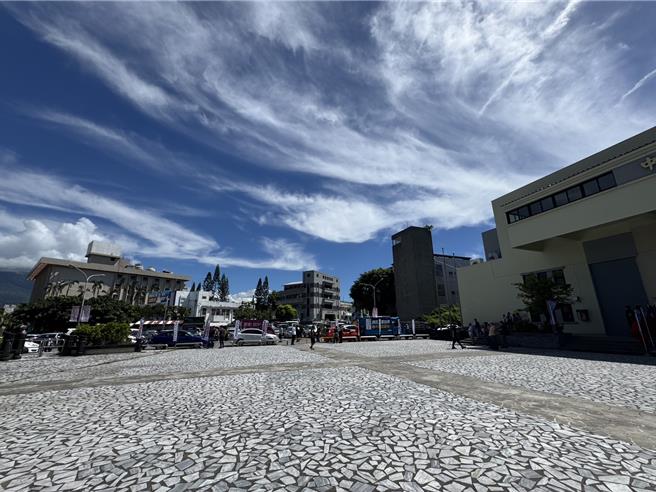 国民党花莲县党部今天将在党部旁的中正体育馆举办反罢免造势活动，不过却传出党部一早遭检调搜索。（王志伟摄）