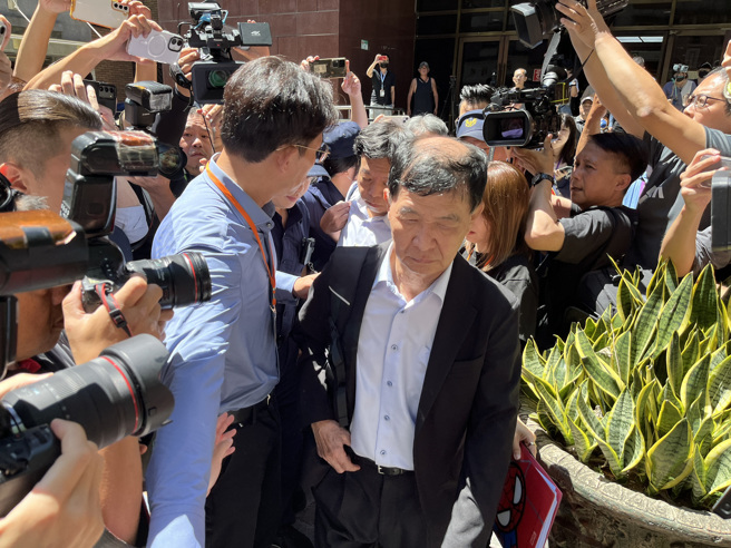 彭振聲「暫解除限制住居」，神情哀戚搭車趕回高雄。(林偉信攝)