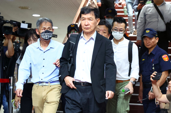 彭振聲神情哀戚離開法院，搭車趕回高雄。(鄧博仁攝)