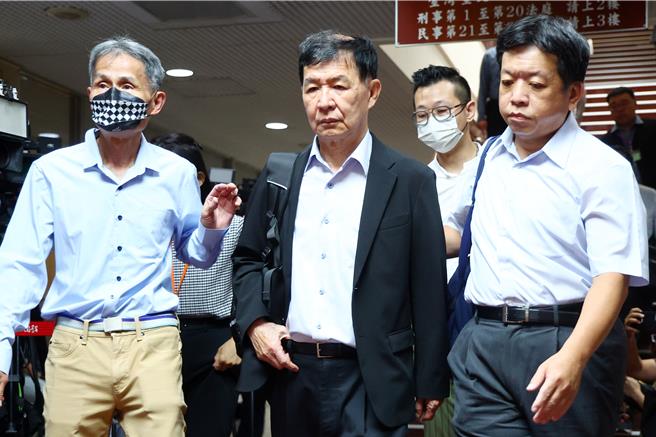 強忍喪妻之痛， 彭振聲（圖中）走出法庭趕回高雄奔喪（鄧博仁攝）