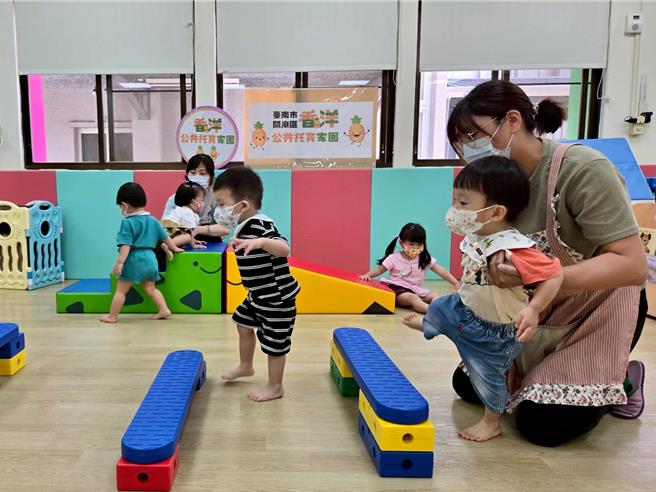 台南市政府從7月1日起將長照業務從社會局移交衛生局後，社會局也進行組織改制，將「婦女及兒童少年福利科」分設為「兒童福利科」及「少年及婦女福利科」。圖為兒童福利科負責的公共托育服務。（社會局提供／洪榮志台南傳真）