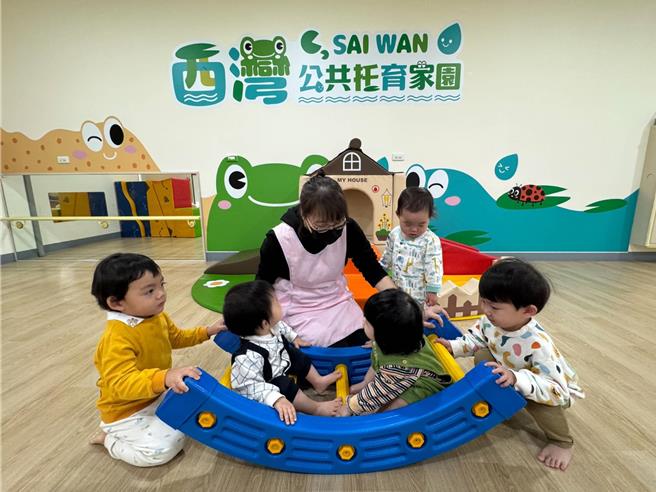 台南市政府從7月1日起將長照業務從社會局移交衛生局後，社會局也進行組織改制，將「婦女及兒童少年福利科」分設為「兒童福利科」及「少年及婦女福利科」。圖為兒童福利科負責的公共托育服務。（社會局提供／洪榮志台南傳真）
