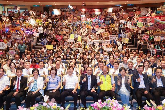 新北市政府1日舉行模範公務人員暨績優人員頒獎典禮，經過市府嚴謹的評選程序，從眾多優秀同仁中遴選出23位模範公務人員及30位績優人員。（高鈞麟攝）