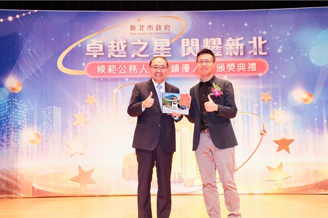 新聞局新聞聯繫科長馮俊中獲得模範公務人員。（高鈞麟攝）