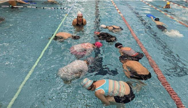 台中市240多所國中小，約8成學校共計7萬5000名學生上游泳課，但檢測合格率不到5成。（台中市教育局提供／陳淑娥台中傳真）