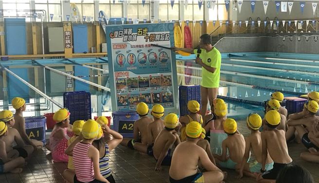 台中市240多所國中小，約8成學校共計7萬5000名學生上游泳課，但檢測合格率不到5成。（台中市教育局提供／陳淑娥台中傳真）