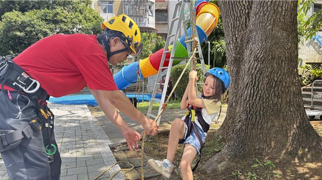 淡水坪頂國小於6月24日至26日舉辦「攀樹體驗課程」。（張鎧乙攝）