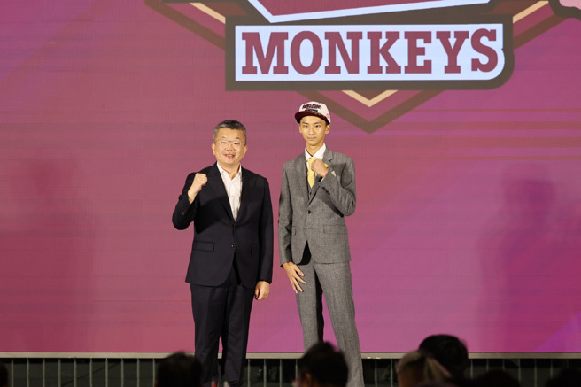 樂天桃猿首輪挑中西苑高中潛力左投鍾亦恩。（圖／取自Rakuten Monkeys臉書）