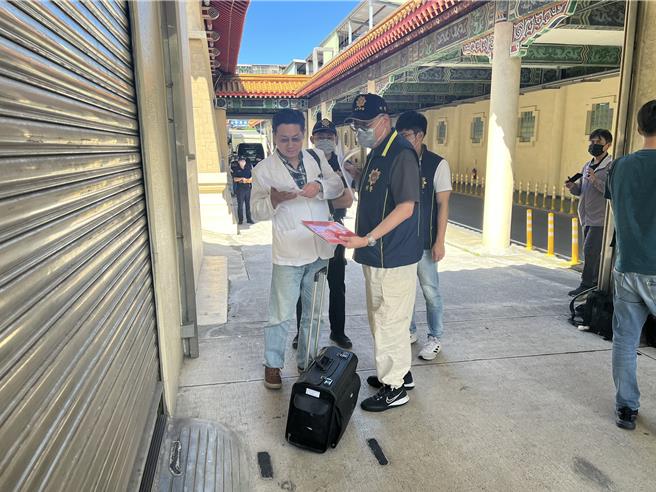 新北地检署检察官今率法医相验林口命案死者。（王扬杰摄）