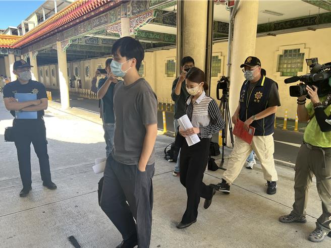 新北地检署检察官今率法医相验林口命案死者。（王扬杰摄）