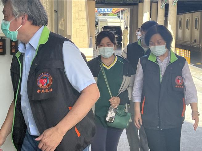 新北地检署检察官今率法医相验林口命案死者陈姓男子，死者妻子（图中）到场。（王扬杰摄）