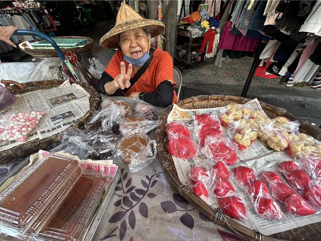 屏東市中央市場沒落10餘年，但現年78歲的徐玉英老奶奶仍堅守崗位賣草仔粿、紅龜粿，她在市場擺攤一甲子，捨不得收。（謝佳潾攝）