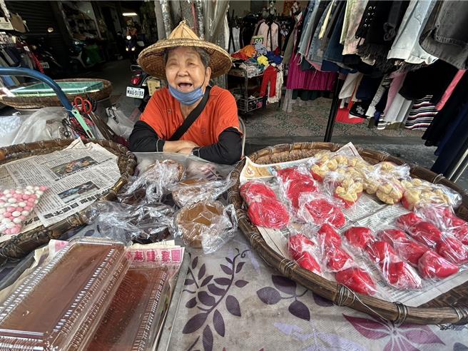屏東市中央市場沒落10餘年，但現年78歲的徐玉英老奶奶仍堅守崗位賣草仔粿、紅龜粿，她在市場擺攤一甲子，捨不得收。（謝佳潾攝）