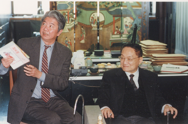 蔡瀾與金庸合影。（圖／陳建仲攝）