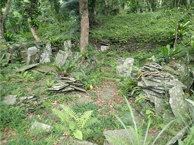 高士saqecengalj保安林内的高士石板屋遗址，保存了珍贵的文化资产。（林保屏东分署提供／罗琦文屏东传真）