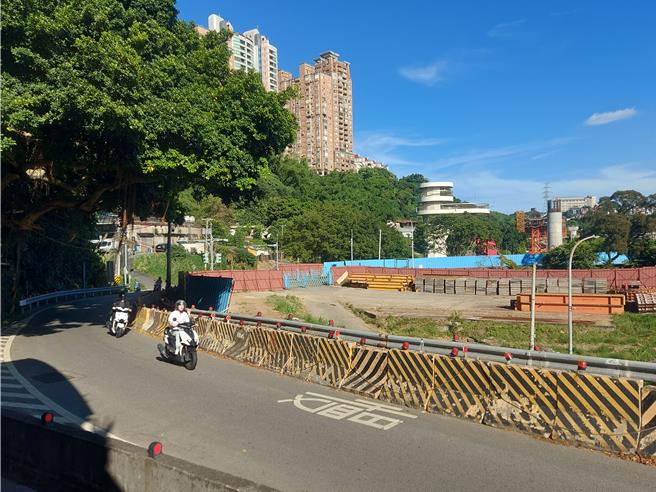 台2乙線往淡水區竹圍方向的機車道因施工而縮減。（張鎧乙攝）