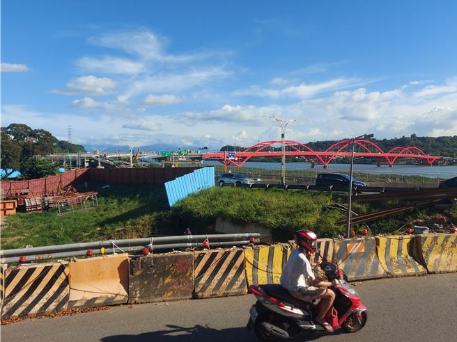 台2乙線往淡水區竹圍方向的機車道因施工而縮減。（張鎧乙攝）