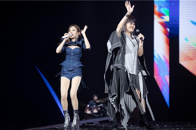 彭佳慧日前邀來好友吉那-楊淑喻對飆快節奏的新歌。（索尼音樂提供）