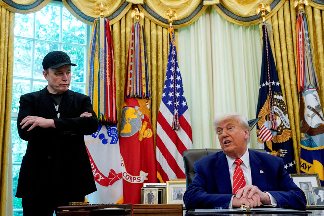 美國總統川普再次把批評砲火對準昔日好麻吉馬斯克。（圖／路透社）