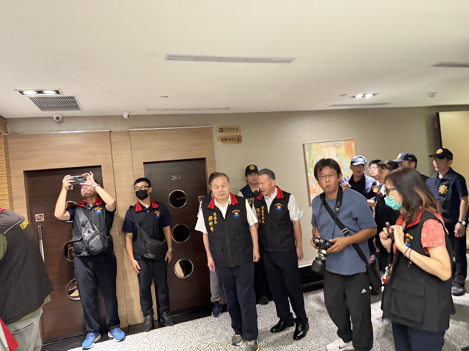 副縣長顏新章視導警方與各局處執行夜間臨檢。(戴志揚翻攝)