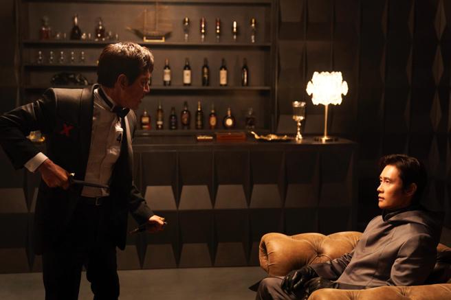 李政宰（左）和李炳憲在《魷魚遊戲》3季中每場演技對決都相當精彩。（Netflix提供）