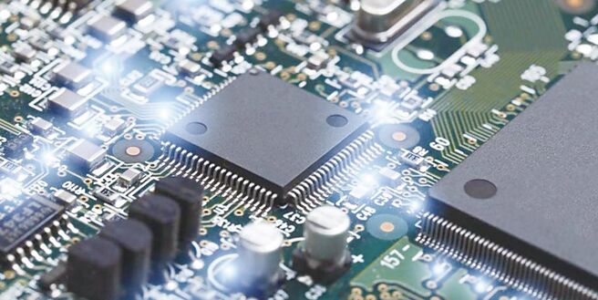 随高阶PCB新品验证推进，定颖投控下半年将迎来营运关键期。图／freepik